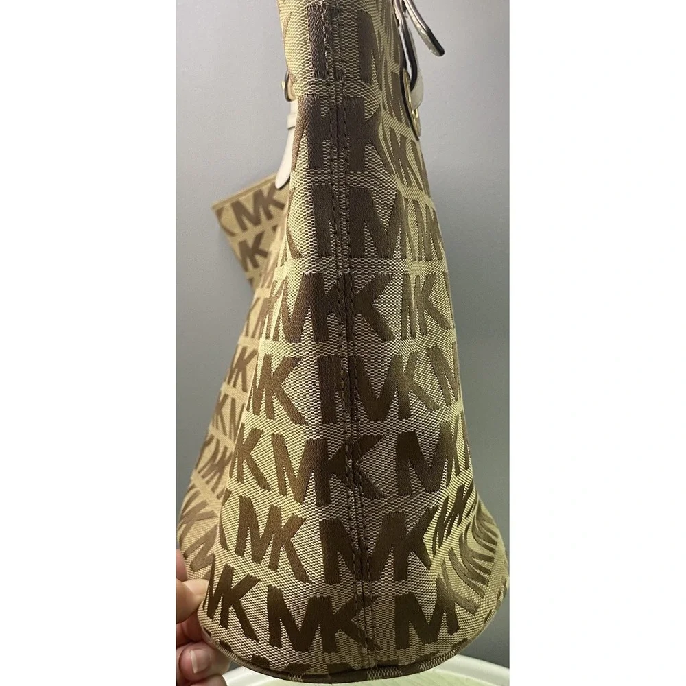 Michael Kors Womens Signature Jet Set Canvas Tote tan and gold. EUC 10x15x6
